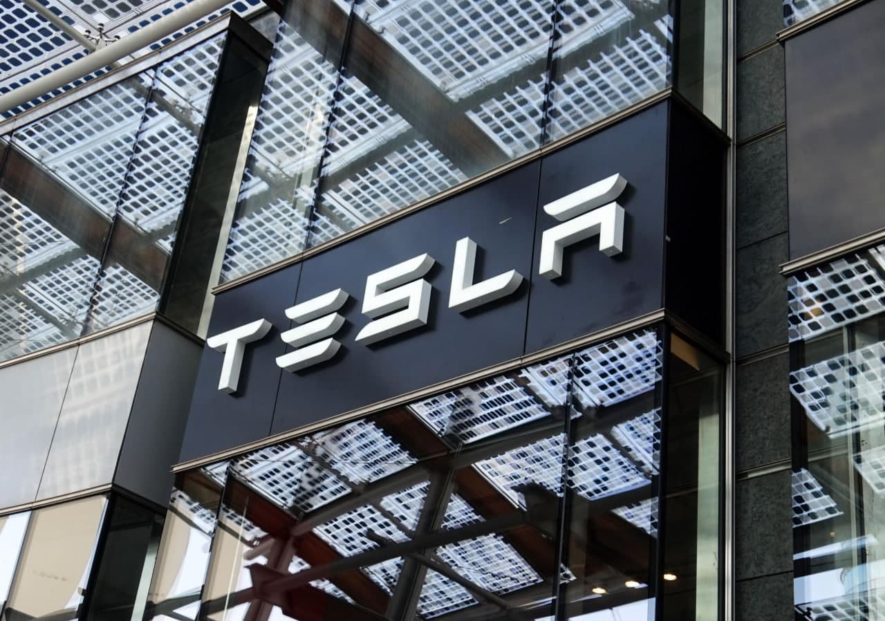 Tesla компаниясининг нархи 1 трлн доллардан ошди
