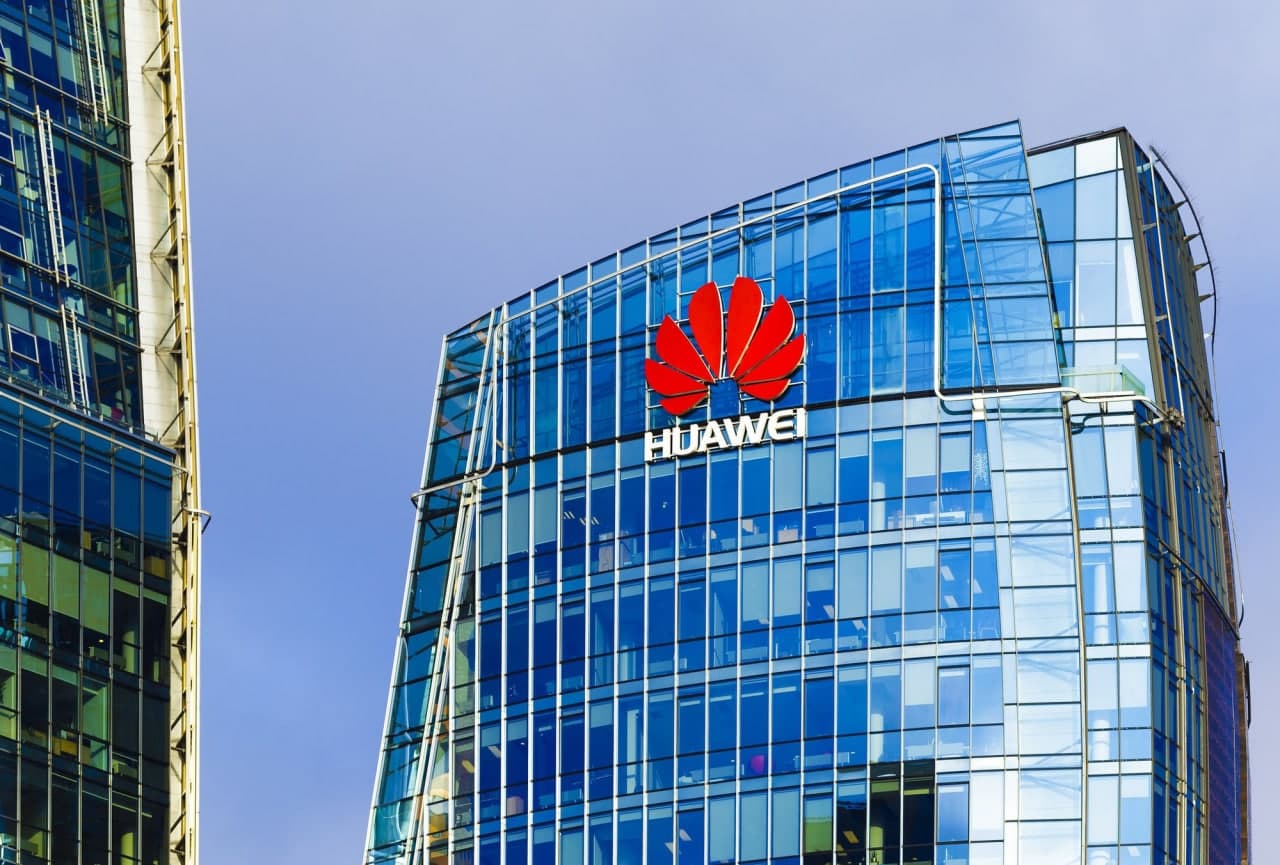 АҚШ санкциялари таъсири. Huawei ўзининг сервер бизнесини сотади