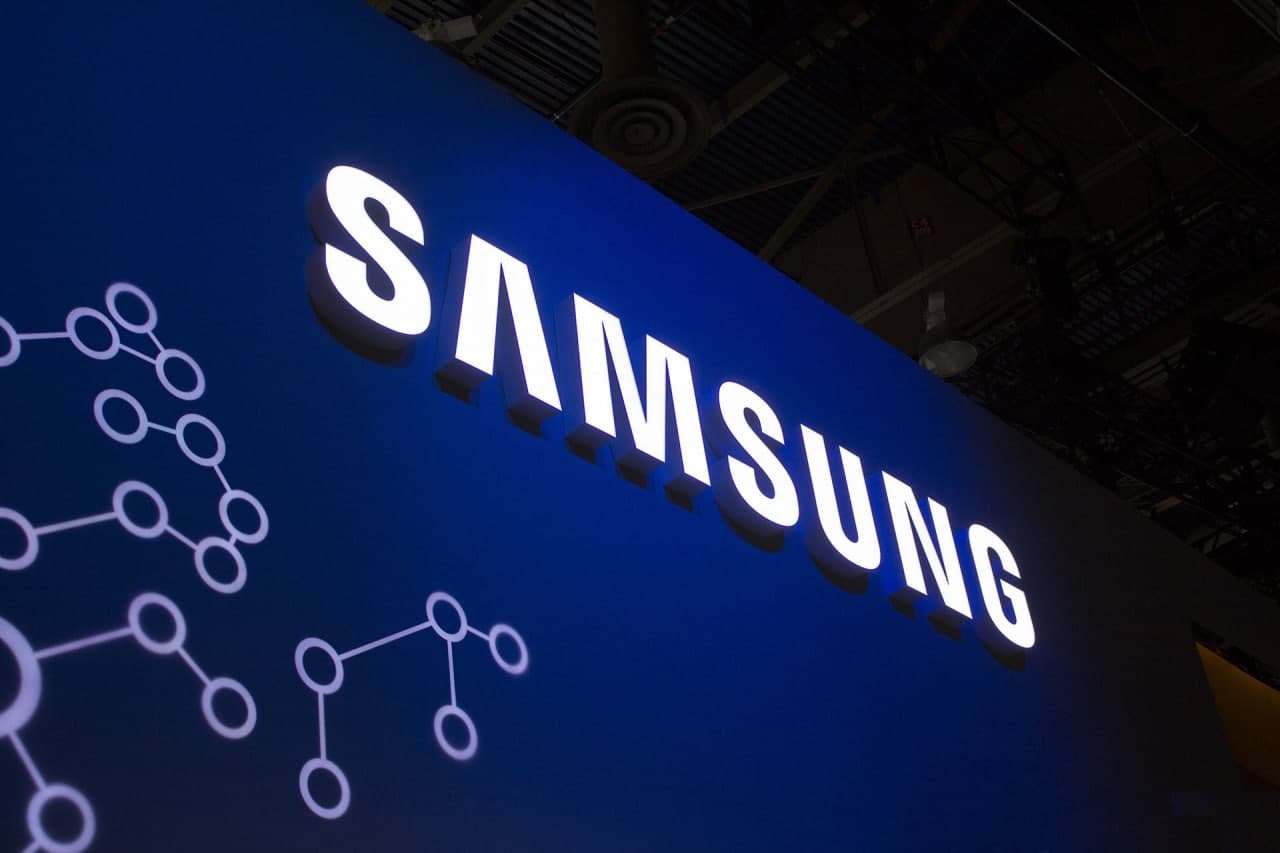 Samsung овозли ёрдамчига эга музлаткични тақдим қилди