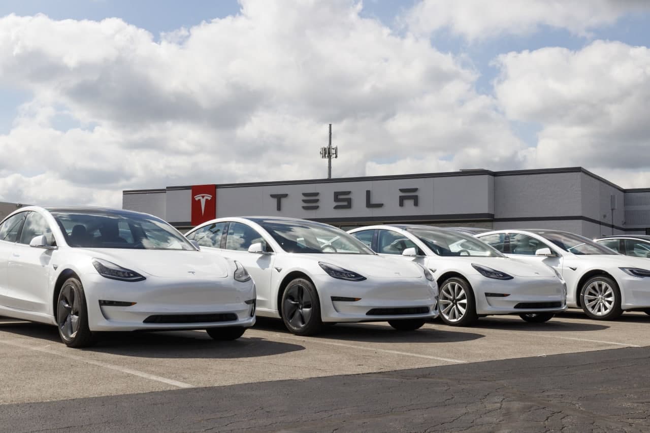 Tesla носозликлар туфайли қарийб 500 мингта электромобилини «чақириб олади»
