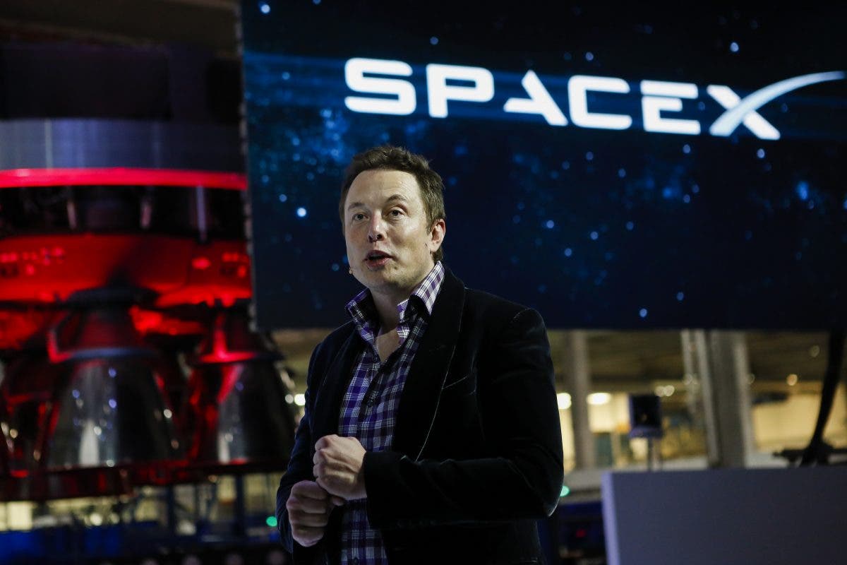 Илон Маск SpaceX компаниясининг банкрот ёқасида турганини маълум қилди