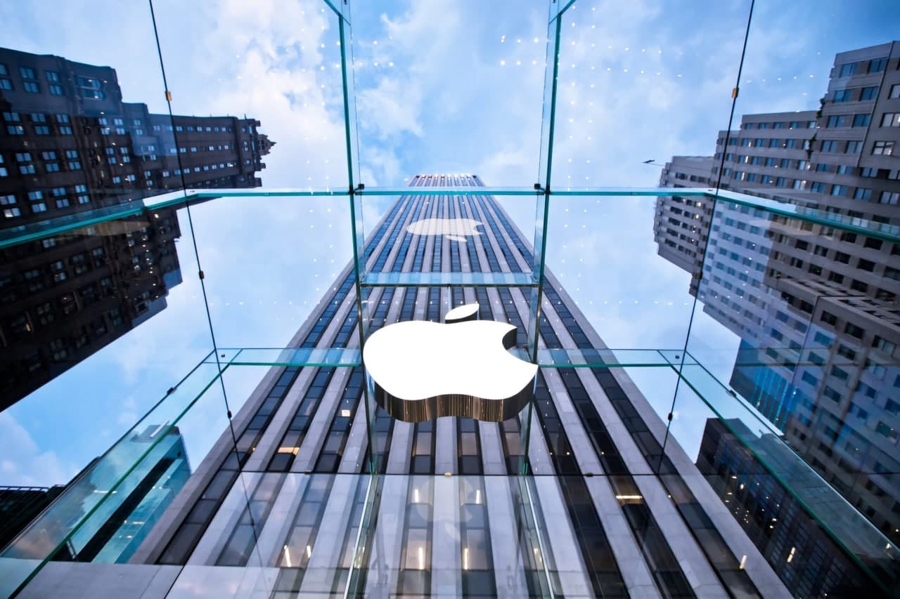 Apple қиймати 3 трлн долларга етган тарихдаги илк компанияга айланди