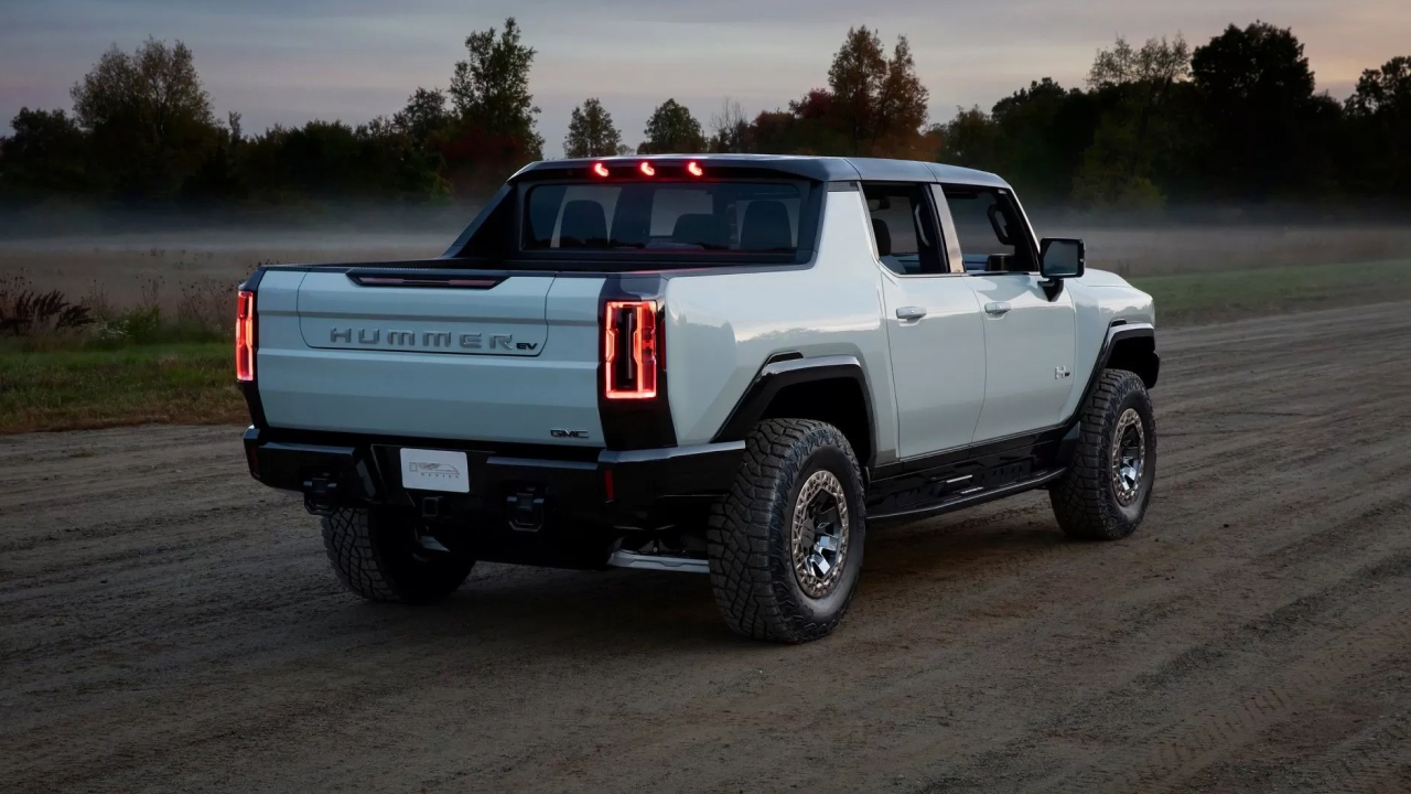 General Motors харидорларга илк электр Hummer пикапларини етказиб беришни бошлади