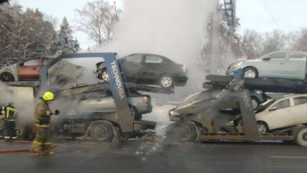 Россияда UzAuto Motors автомобилларини олиб кетаётган трейлер ёниб кетди