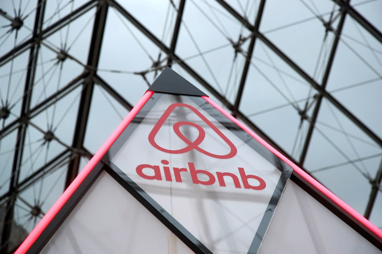 Airbnb 100 минг нафар украиналик қочқинни уй билан таъминлайди