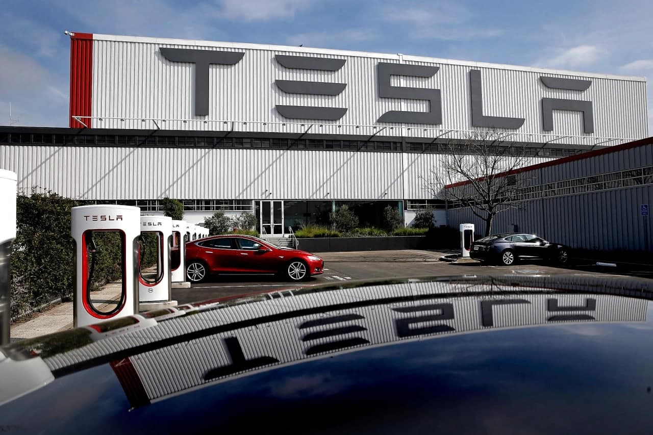 Tesla техник носозлик туфайли 817 мингта электромобилини «чақириб олади»