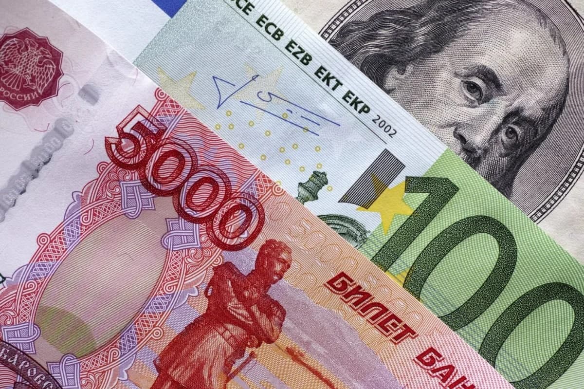 Россияда доллар ва евро курслари тарихий максимумни янгилади