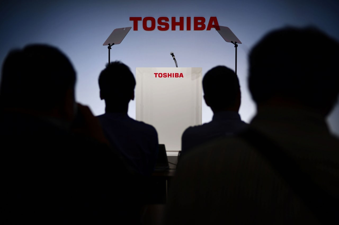 Toshiba акциядорлари унинг иккита компанияга бўлинишига қарши чиқди