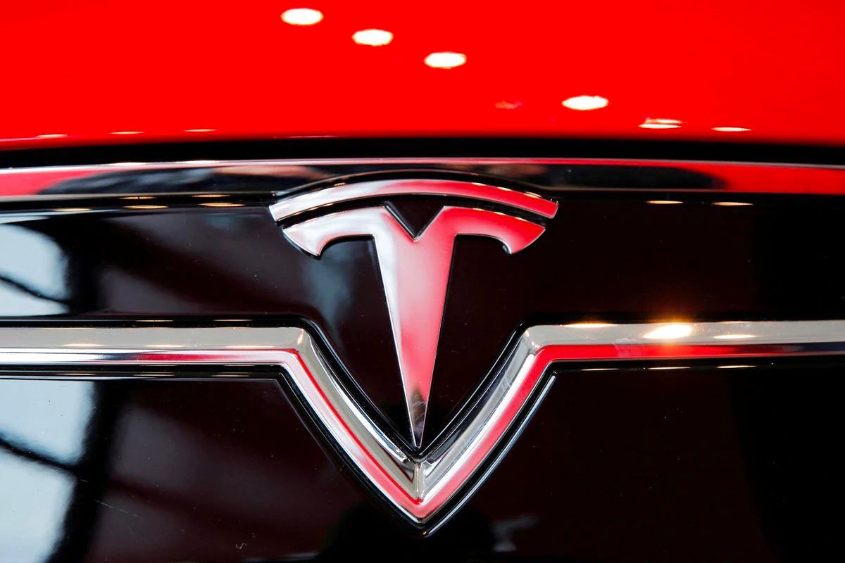 Илон Маск Tesla ҳайдовчисиз робот такси ишлаб чиқишини маълум қилди