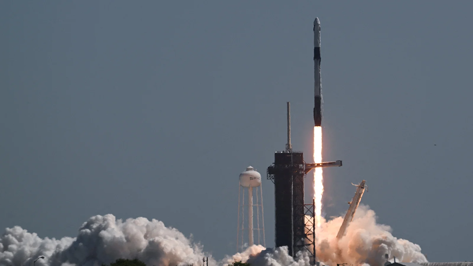 SpaceX биринчи саёҳат миссиясини космосга юборди