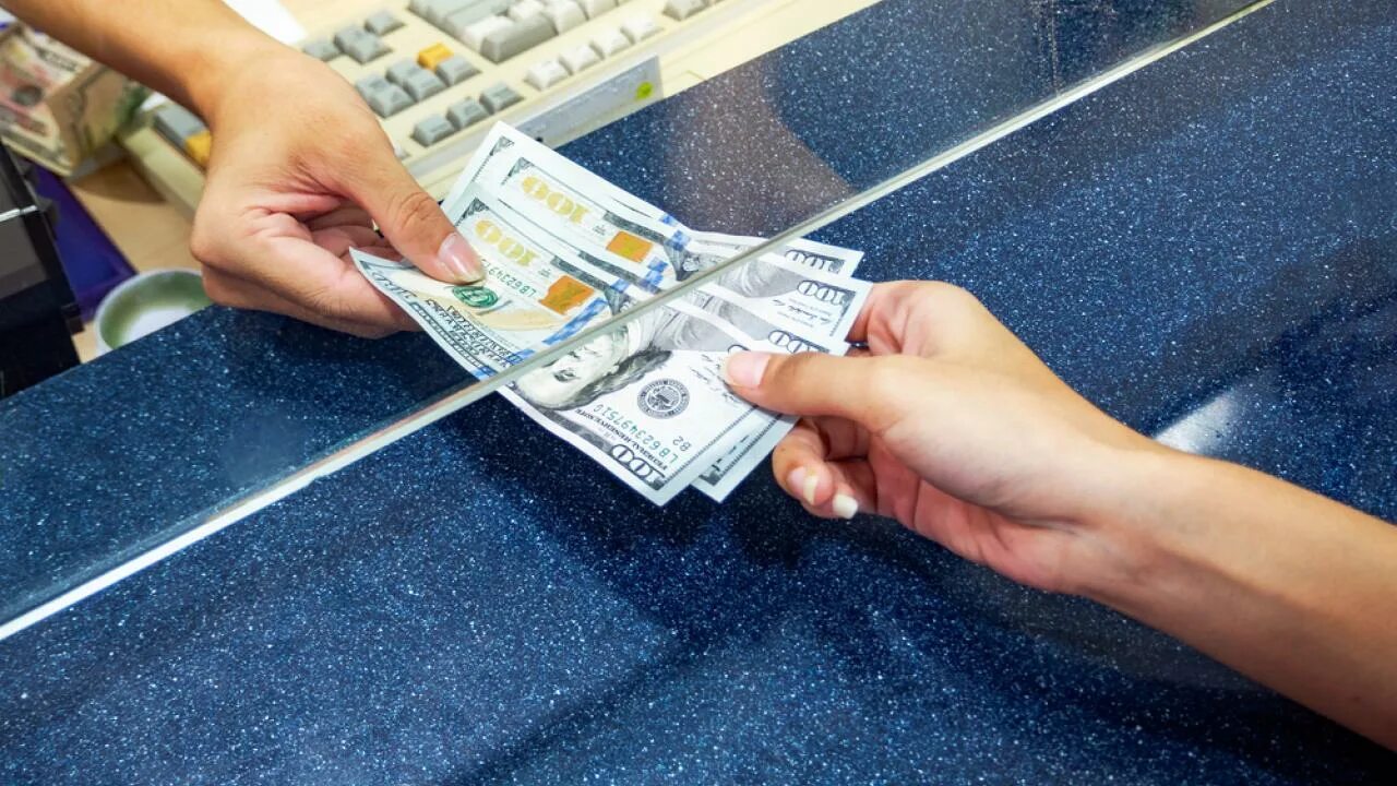 Ўзбекистонда долларнинг расмий курси олти кунлик пасайишдан сўнг кўтарилди