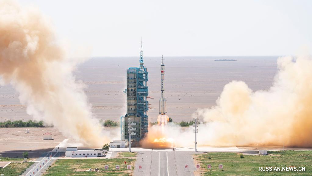Хитой «Шэньчжоу-14» космик кемасини космонавтлар билан бирга орбитал станцияга  учирди