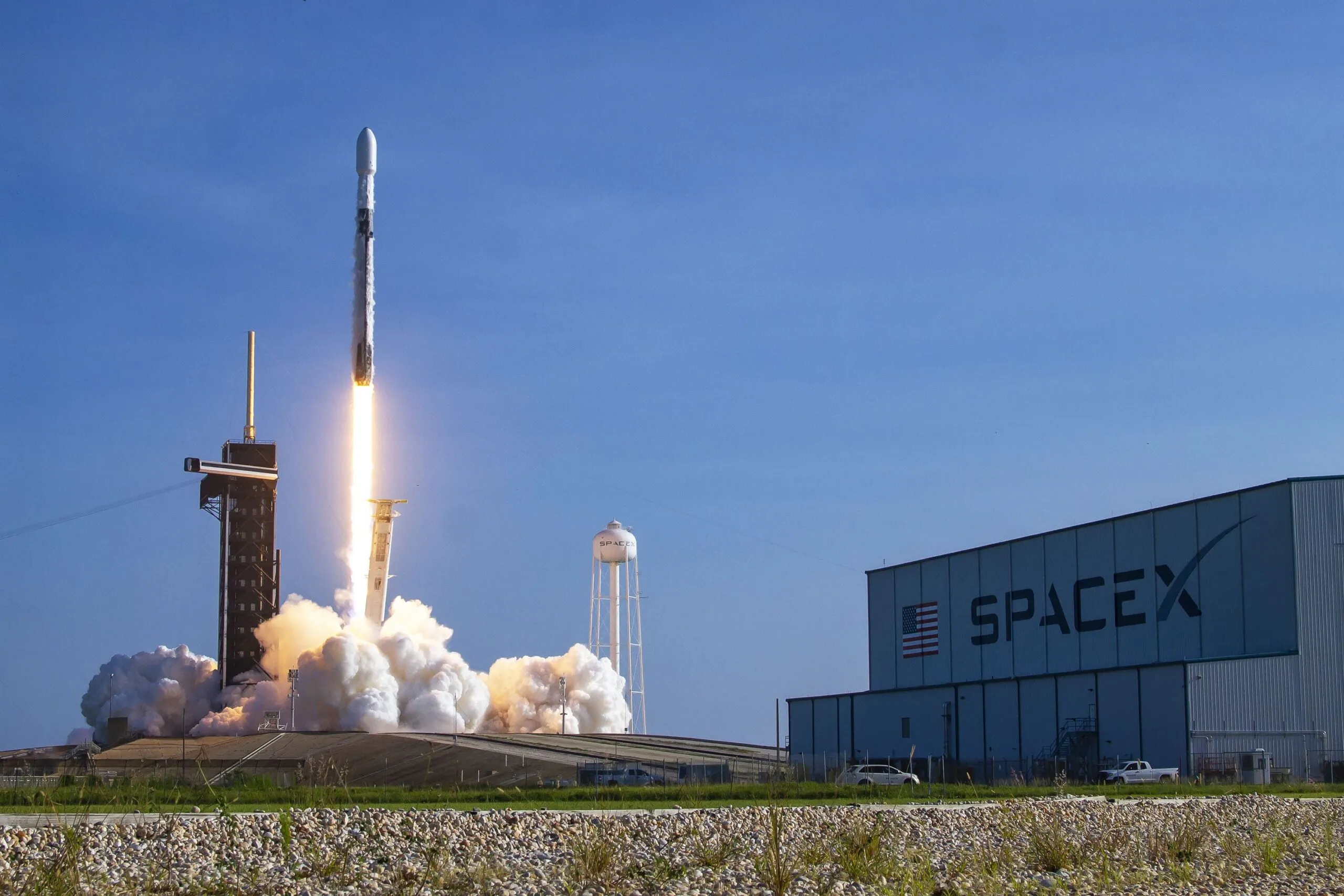 SpaceX ракетаси орбитага 53 та янги Starlink сунъий йўлдошини олиб чиқди