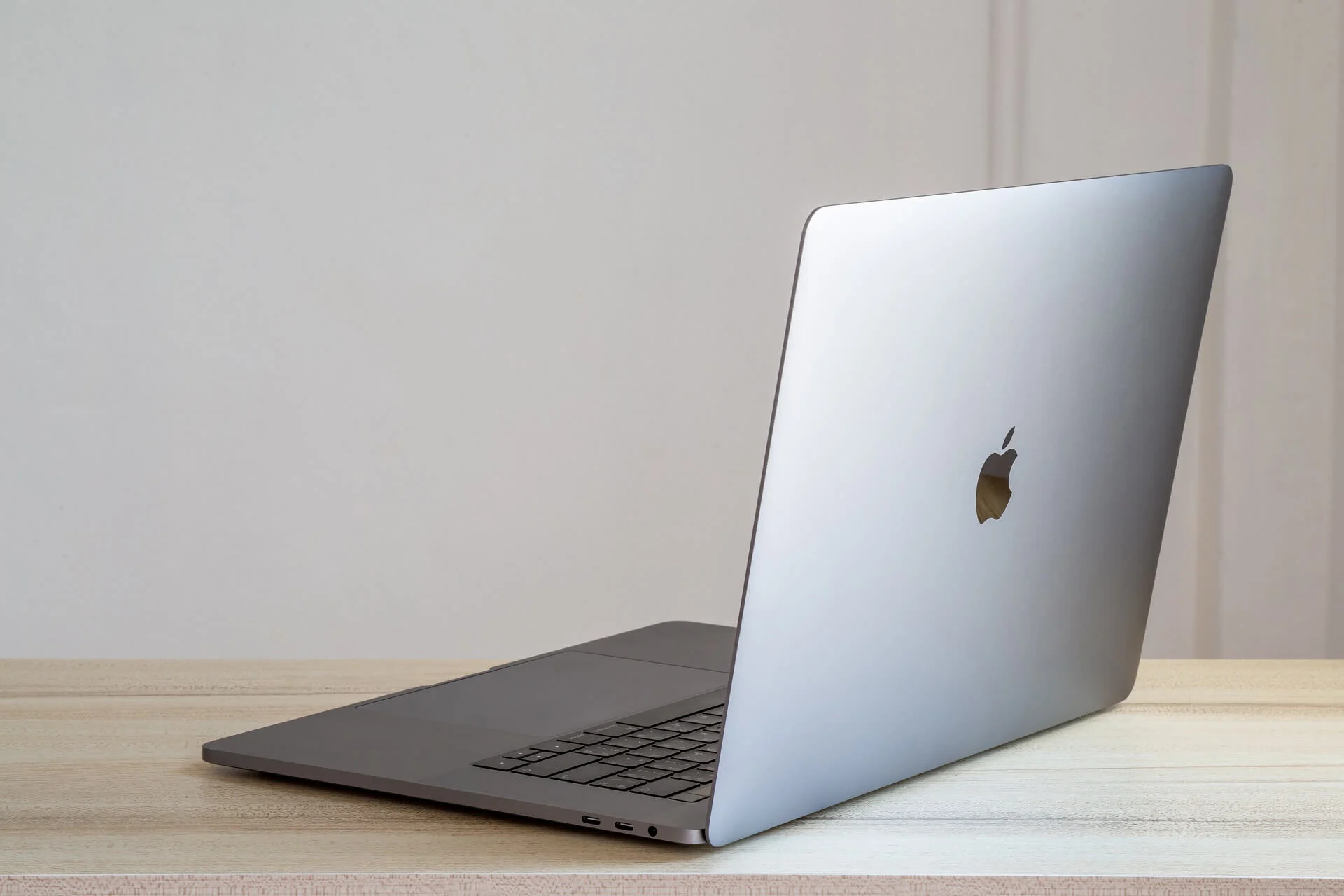 Apple MacBook Air’нинг янги версиясини ишлаб чиқади