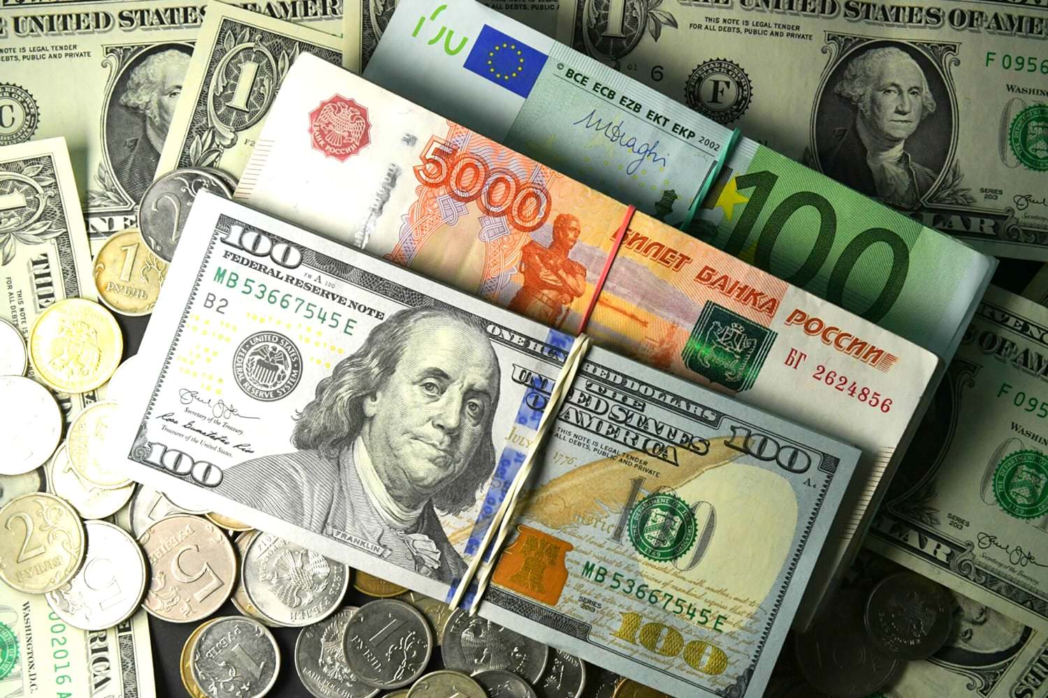 Ўзбекистонда рублнинг расмий курси 200 сўмдан ошиб кетди, доллар яна пастлади