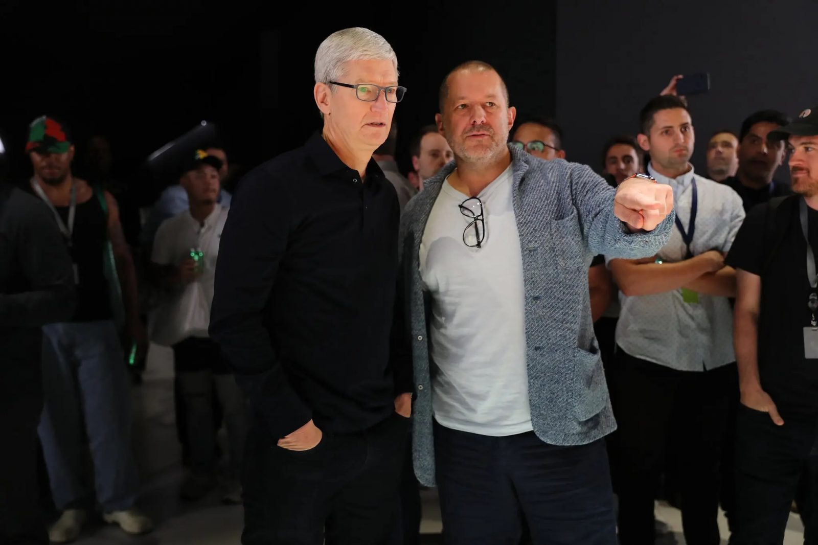Apple iPhone ва MacBook дизайнери Жони Айв билан ҳамкорликни тўхтатди