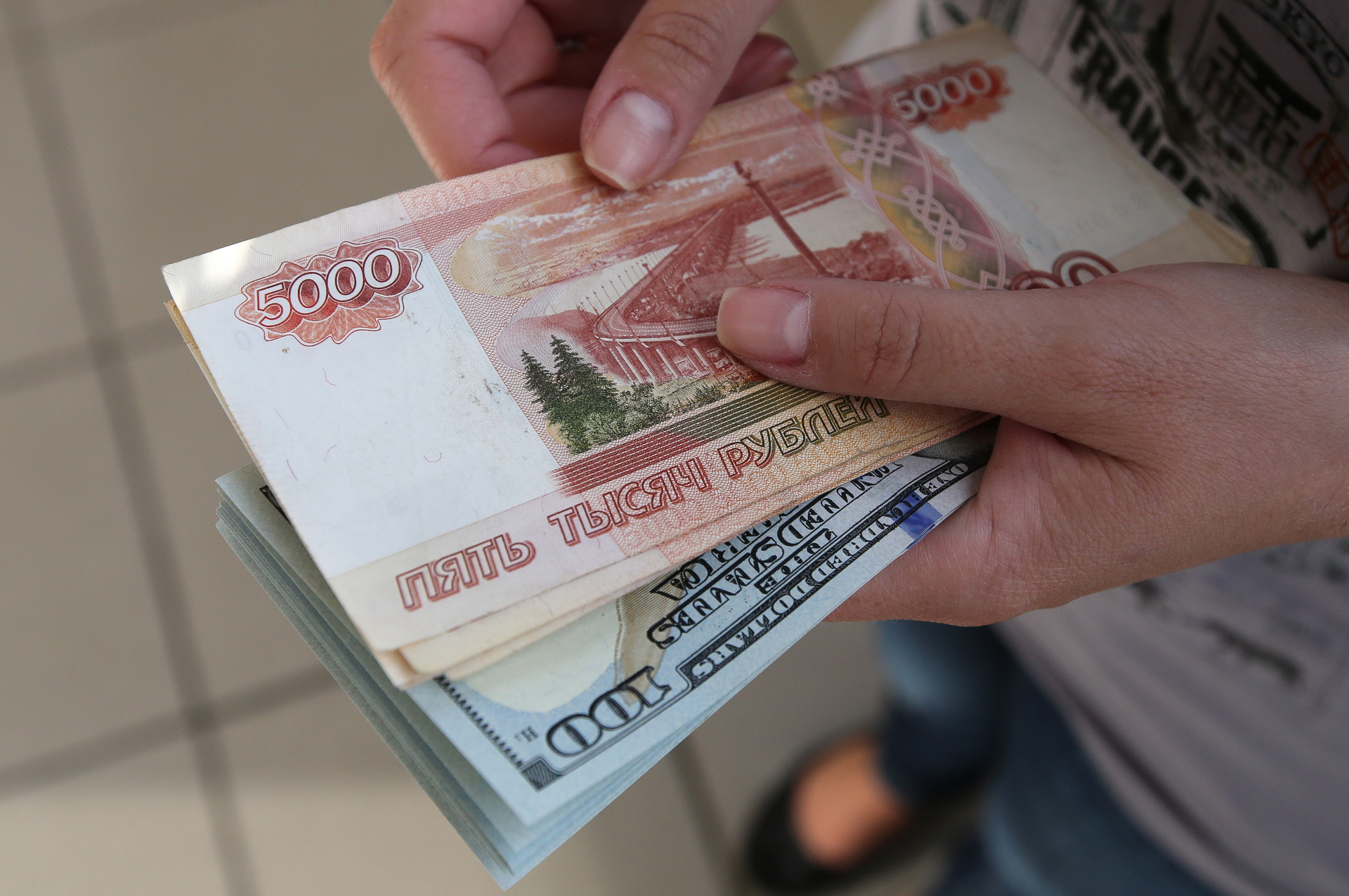Ўзбекистонда долларнинг расмий курси яна кўтарилди, рубль кескин пасаймоқда