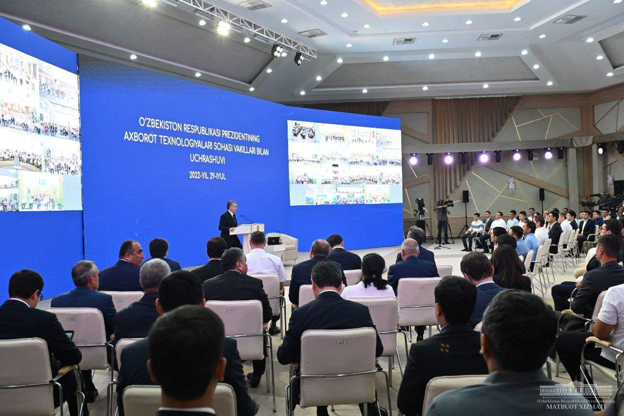 Шавкат Мирзиёев Astrum’да: Президент IT экспортчилари 2 бараварга ошганини айтди