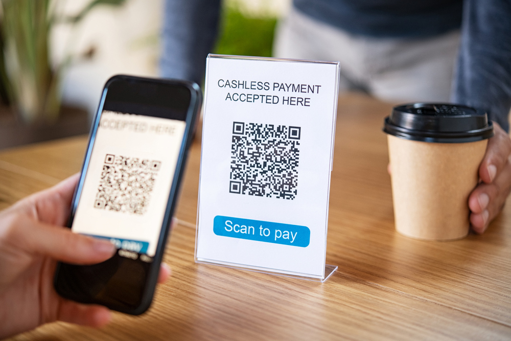 Тадбиркорларга мобил тўлов иловаларининг ҳаммасига ўтадиган универсал QR-код берилади