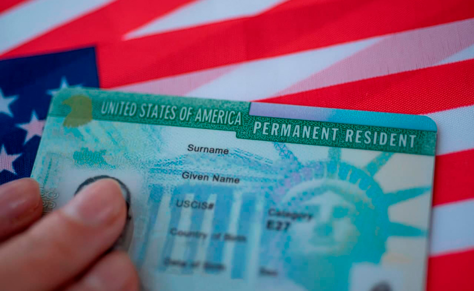 Трамп Green Card дастурини тўхтатишни буюрди