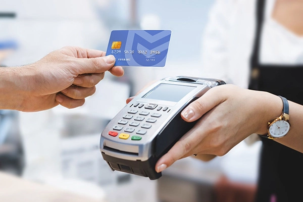 Нақд пулсиз тўлов натижасида банкларда триллионлаб маблағ айланиши айтилди