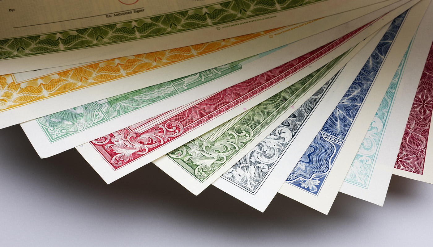 Миллий валютада чиқарилган суверен халқаро облигацияларнинг қандай афзалликлари бор?